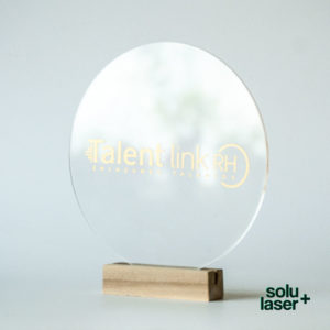 Letrero circular con base de madera